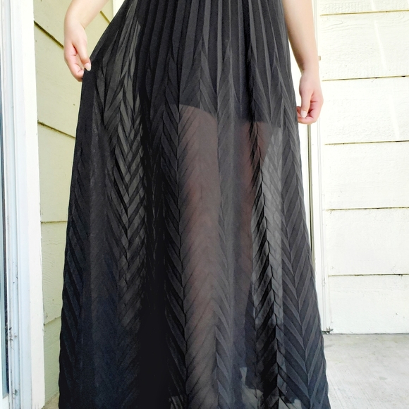 YA Los Angeles | Black Chevron Pleated Maxi Dress - Picture 6 of 7